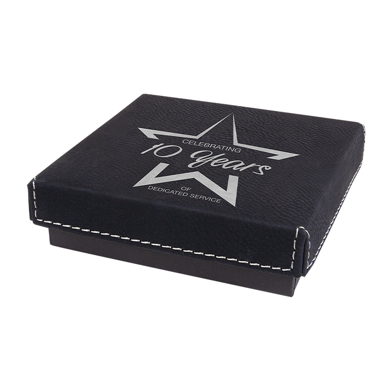 Medailledoos van 3 1/2' x 3 1/2' met laserbaar kunstleren deksel Medailledoos van 3 1/2' x 3 1/2' met laserbaar kunstleren deksel
