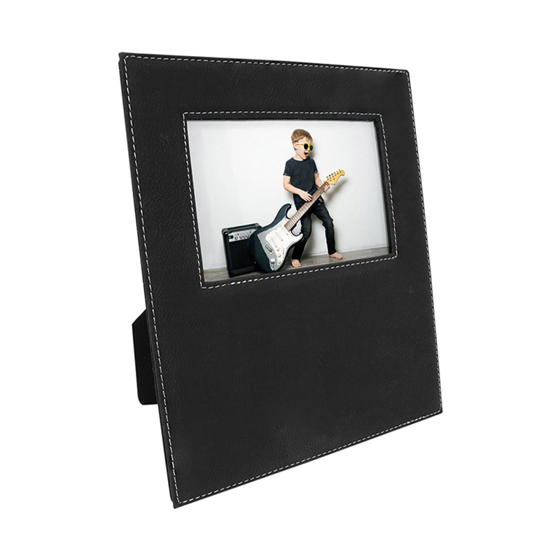 Kunstleer fotolijst van 4' x 6' met graveergebied van 4 1/4' x 7 7/8' Kunstleer fotolijst van 4' x 6' met graveergebied van 4 1/4' x 7 7/8'